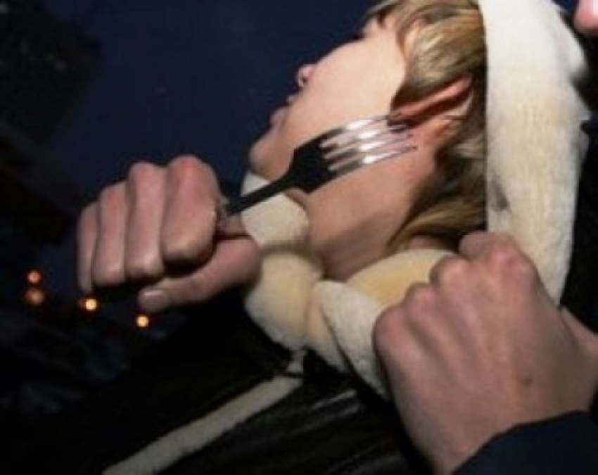 В Шахтах шизофреник пытался воткнуть вилку в голову своей матери