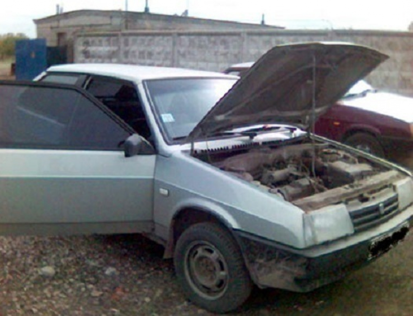 В Шахтах с автозаправки угнали автомобиль