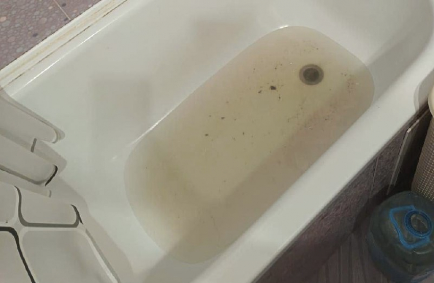 Канализационные стоки затопили многоквартирный дом в Шахтах 