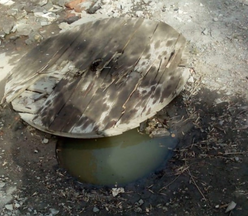 «Течет ручей...»: шахтинцы пожаловались на прорвавшиеся нечистоты