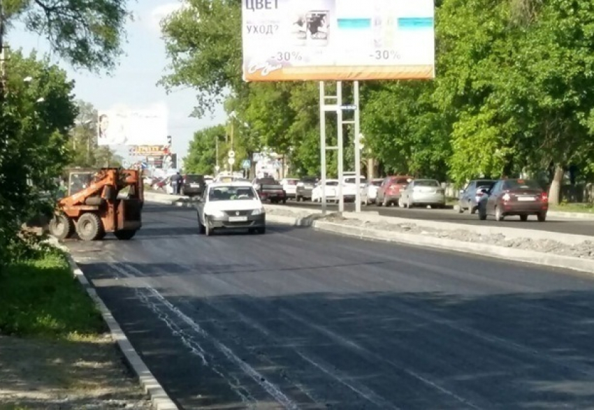  Покрыв смолобитумом проспект Чернокозова, дорожники подвергают испытанию прочность шин и обуви шахтинцев    