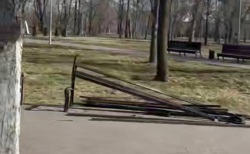 Александровский парк в Шахтах продолжают разносить подростки