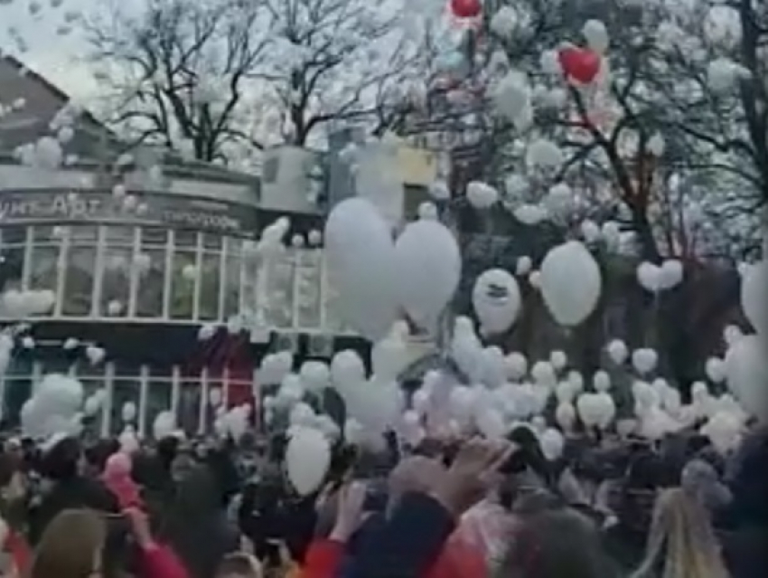 Тысячи белых шаров памяти запустили шахтинцы над Александровским парком