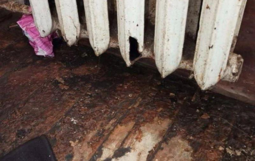 Затопило подъезд и квартиры жилого дома в Шахтах из-за прорыва трубы