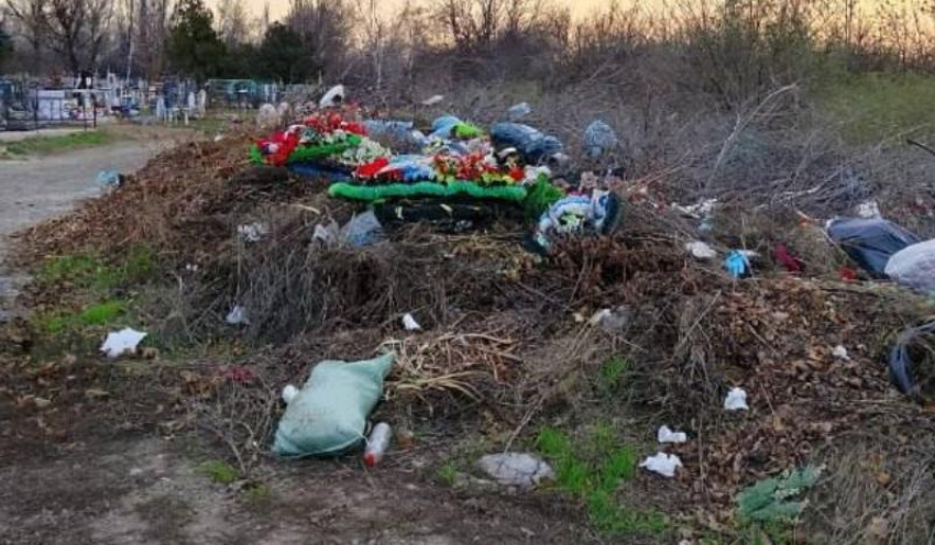Кладбище в посёлке Аюта в Шахтах утопает в кучах мусора