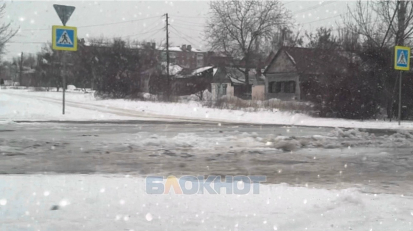 Сильный порыв трубопровода на проспекте Чернокозова в Шахтах