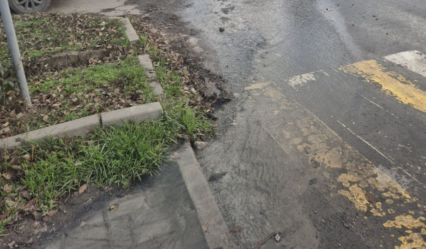 Канализационные стоки затопили улицу Земледельческую в Шахтах