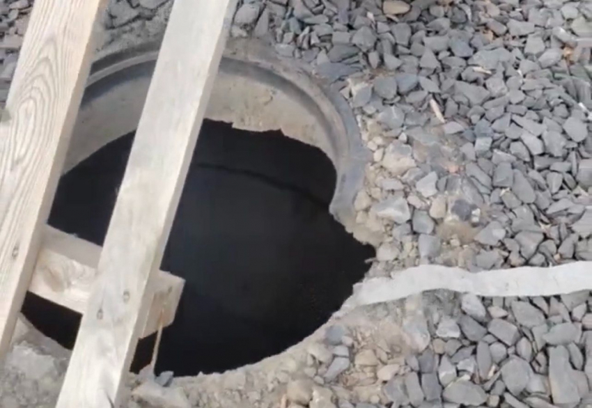 Открытые люки представляют опасность для жителей Шахт