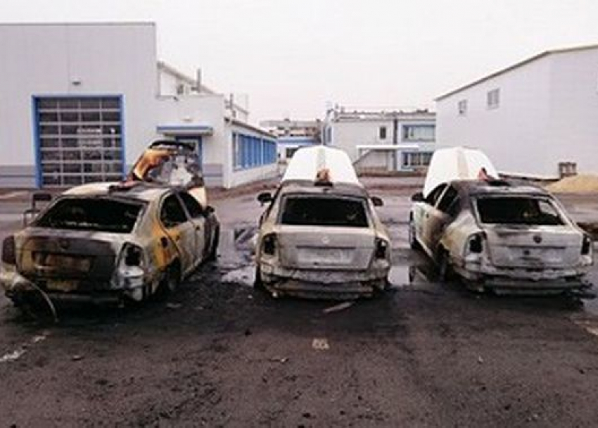 Сгоревшие в Шахтах на улице Шишкина автомобили принадлежали такси «Замок»
