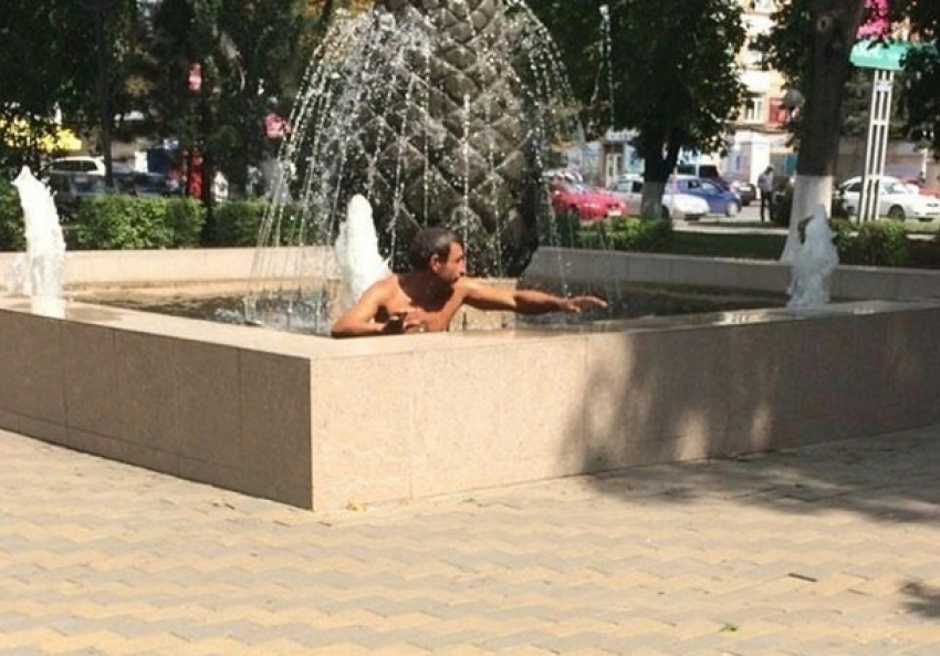Полуголый мужчина принимал ванну в фонтане «Шишка» в Шахтах