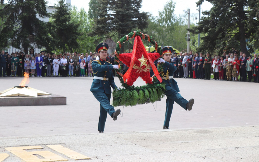 9 мая в Шахтах возложили цветы к мемориалам Великой Отечественной войны