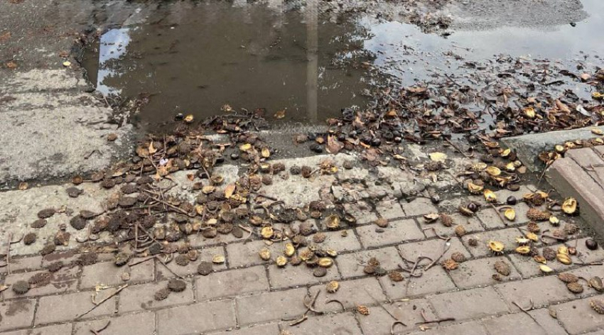 Глубокая яма в центре Шахт создаёт неудобства для пешеходов