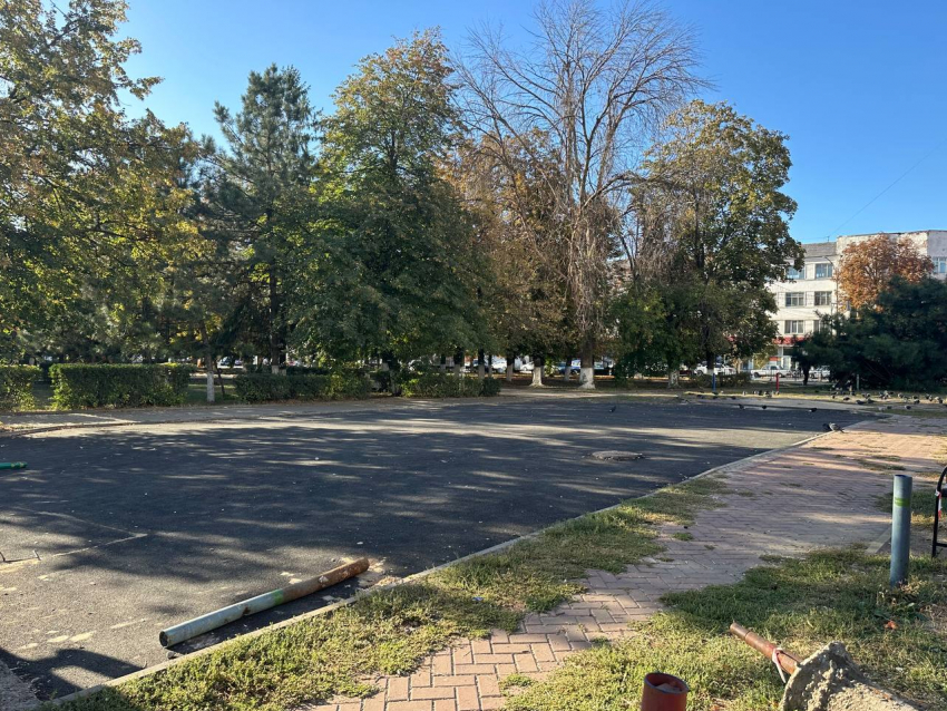 Детскую площадку в центре Шахт снесли, оставив пустой участок
