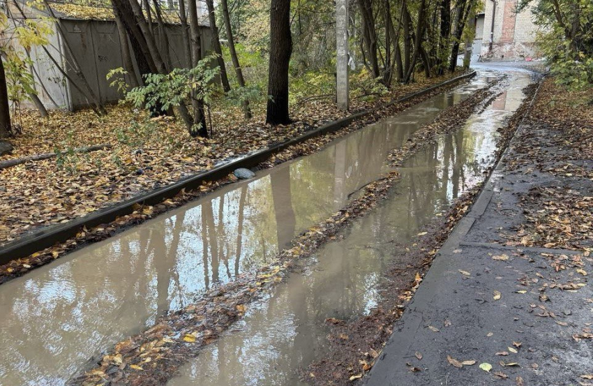 Жители дома  № 48 по проспекту Ленинского Комсомола в Шахтах страдают от постоянных протечек канализации