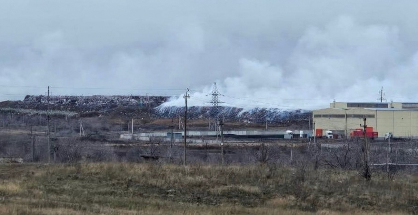 Мусорный полигон в Каменске-Шахтинском дымится уже несколько часов