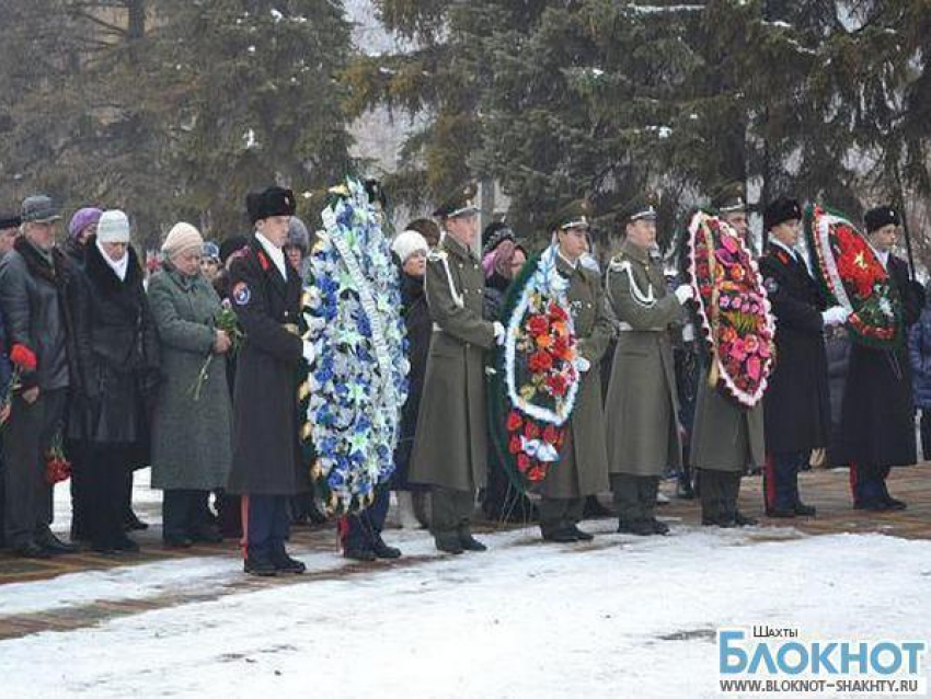 В шахтинском парке прошел митинг в честь героев Отечества
