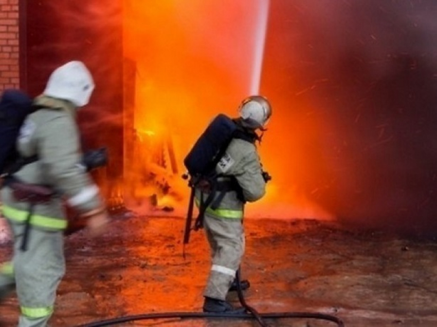 В результате поджога под Шахтами сгорел трехэтажный дом