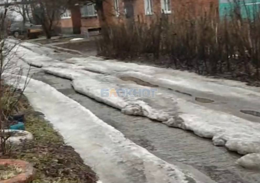 Жители Шахт жалуются на наледь на пересечении улиц Фадеева-Неглинская в Шахтах 