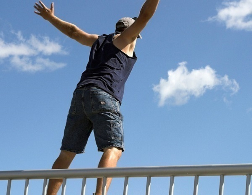 В Шахтах жертва несчастной любви пыталась покончить с собой, спрыгнув с моста