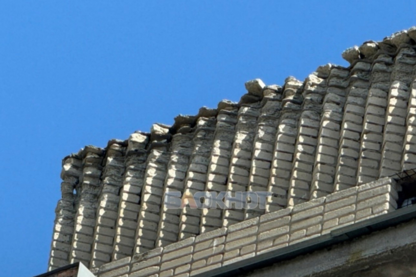 Кирпичи падают с крыши многоквартирного дома по улице Ворошилова в Шахтах