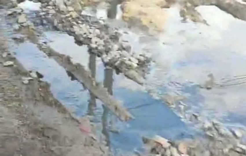 Жители поселка Воровского в Шахтах жалуются на затопление территории канализационными стоками