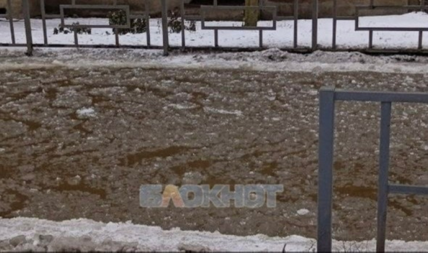 Канализационное болото образовалось на поселке Нежданная у церкви в Шахтах