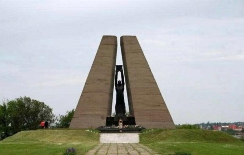 Капитальный ремонт мемориала жертвам фашизма в Шахтах перенесли