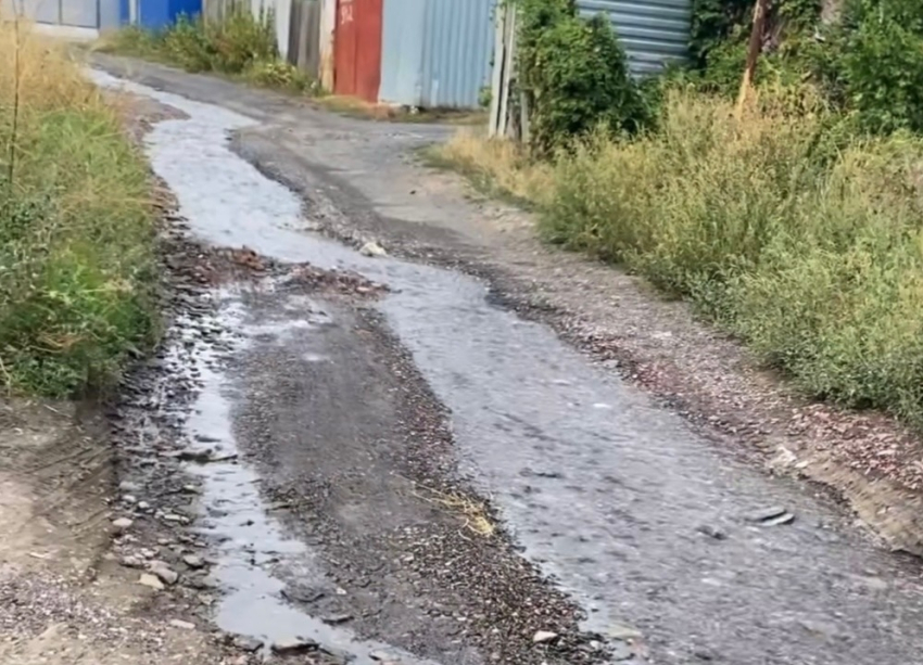 Чистая вода с сильным напором уже месяц течет по улице Войкова в Шахтах