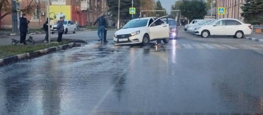 Автомобиль во время движения провалился в открытый люк в Шахтах