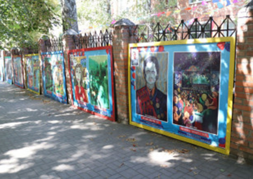 Новые работы юных художников украсили проспект Пушкина в Шахтах 