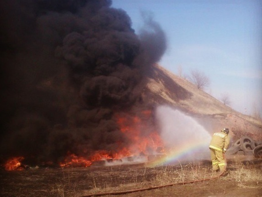 В Новшахтинске пожарные спасли автозаправку от взрыва