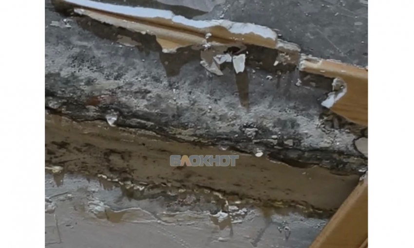 Два года протекает крыша и затапливает квартиры на улице Холодова в Шахтах