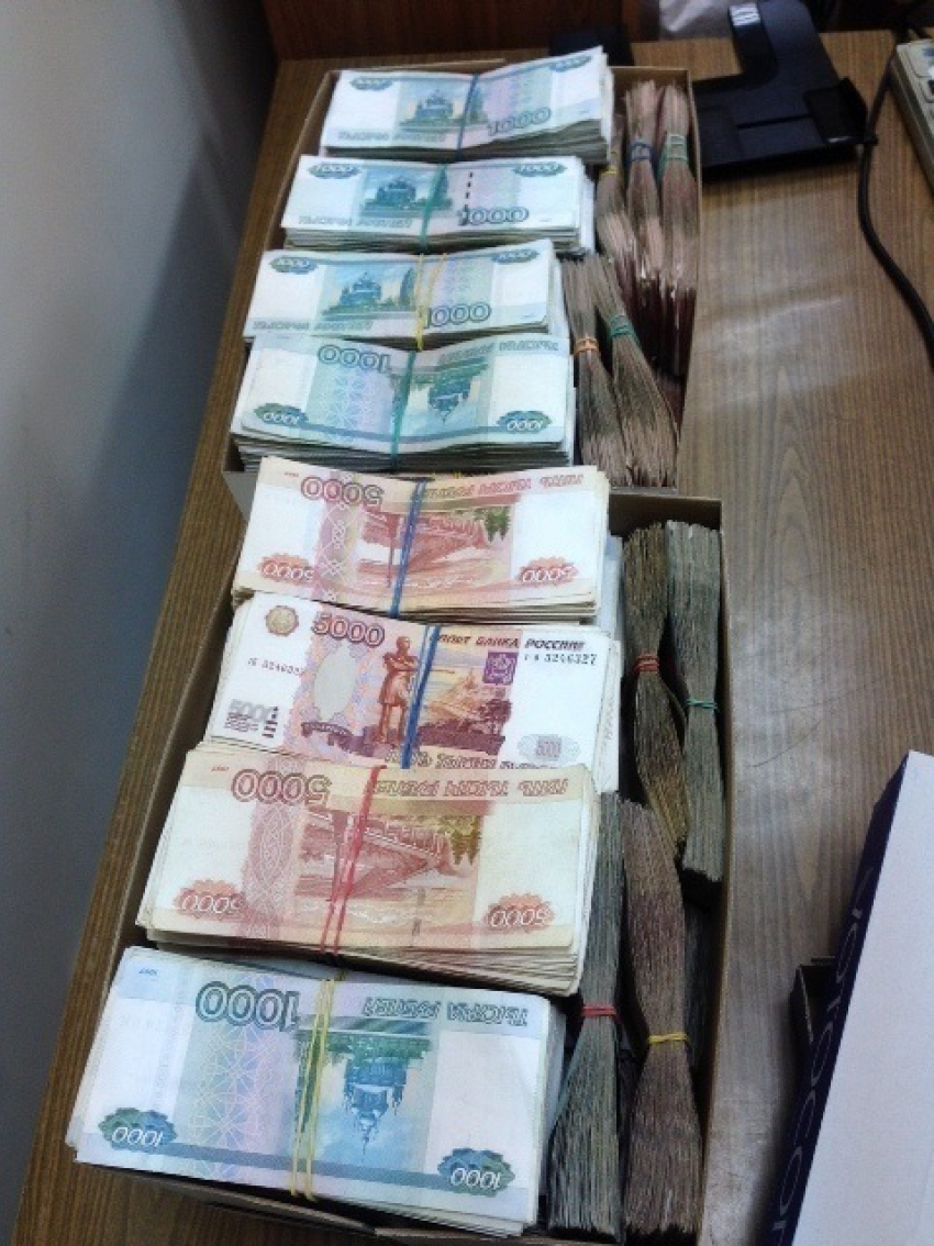 Украинец пытался вывезти через Новошахтинскую таможню почти пять миллионов рублей