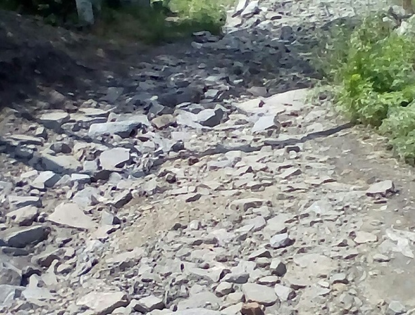 Русло горной реки напоминает улица Чухновского в Шахтах