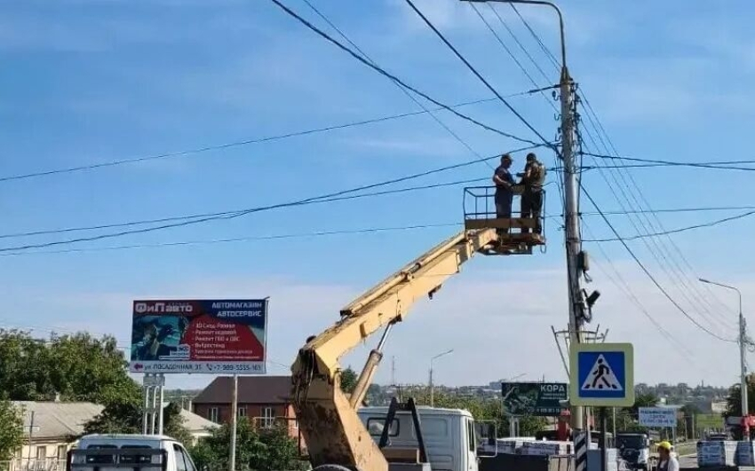 В Шахтах на пересечении улицы Маяковского и Трамвайного переулка монтируют дополнительный светофорный сигнал