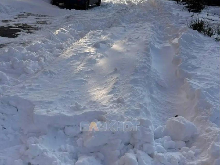 Жители города жалуются на заваленные снегом дворы