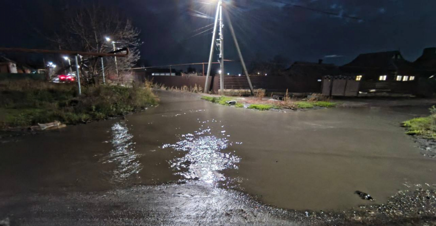 Авария на водопроводе в переулке Скреперный Шахтах: вода затапливает дворы уже полгода
