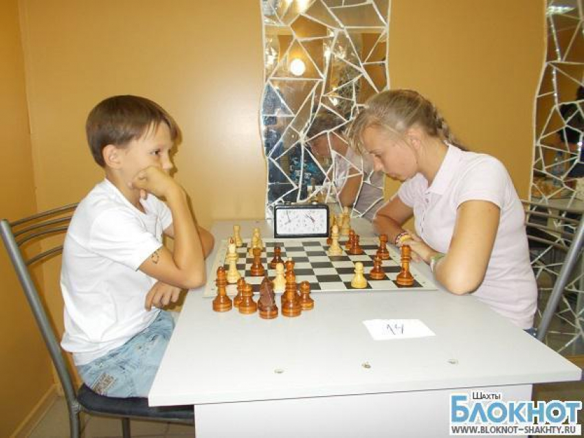 В Шахтах проходит традиционный шахматный турнир памяти Бориса Луганцева