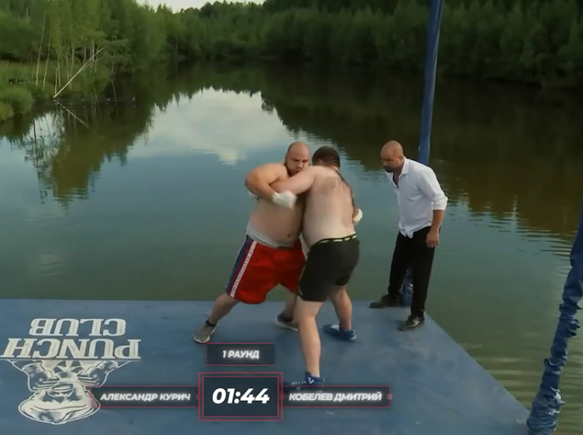 Шахтинский боксер провел экстремальный бой на подвесном контейнере над озером