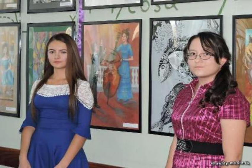 Юные шахтинские художницы представили на выставке свои работы