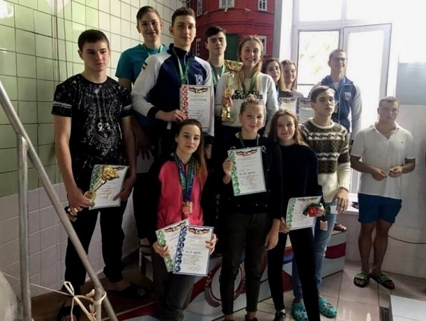 Первое место в общекомандном зачете завоевали пловцы из Шахт на Кубке Ростовской области