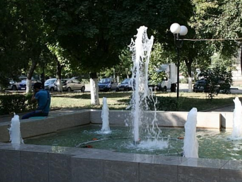 В Шахтах на площади Ленина заработал фонтан