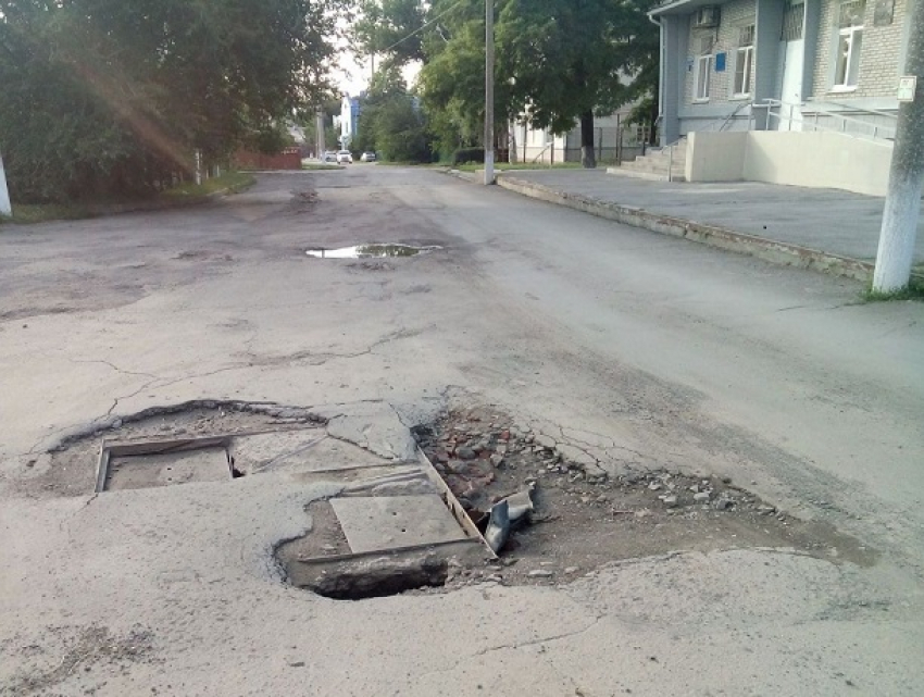 В яме-ловушке в Каменоломнях под Шахтами автомобили теряют колеса и гнут бамперы