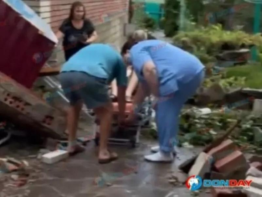 Во время урагана в Шахтах пострадал житель Ростова