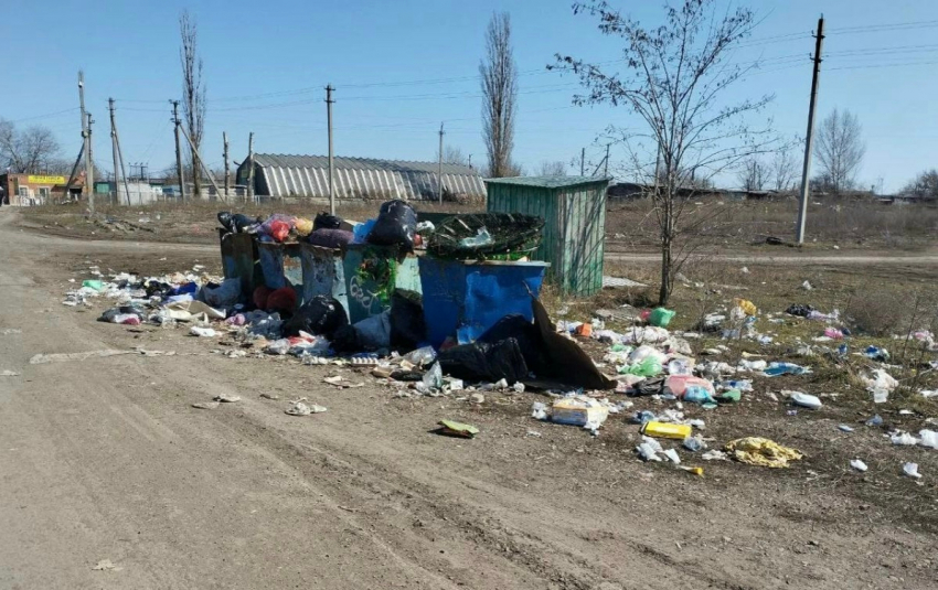 Территория городского кладбища в Шахтах утопает в мусоре