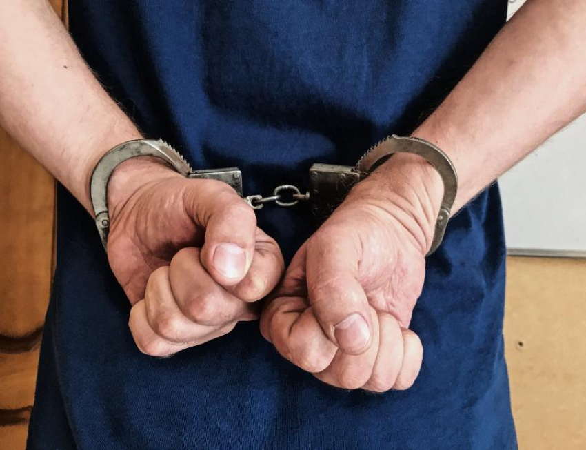 Мужчина украл металлическую посуду из дома шахтинки 