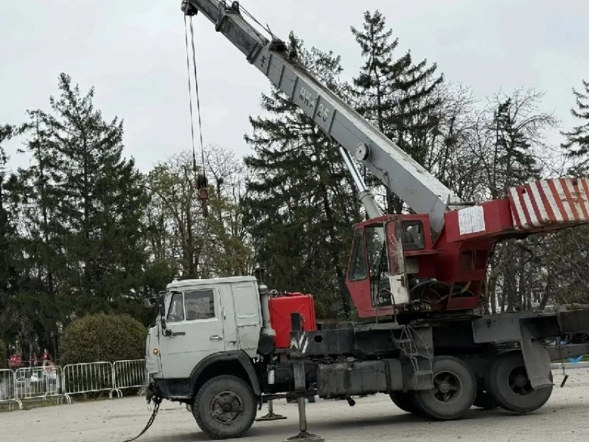 В Шахтах устанавливают Новогоднюю Елку