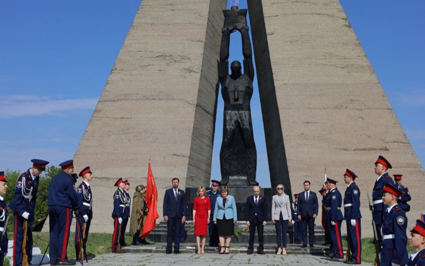 На мемориальном комплексе «Жертвам фашизма» возложили венки и цветы