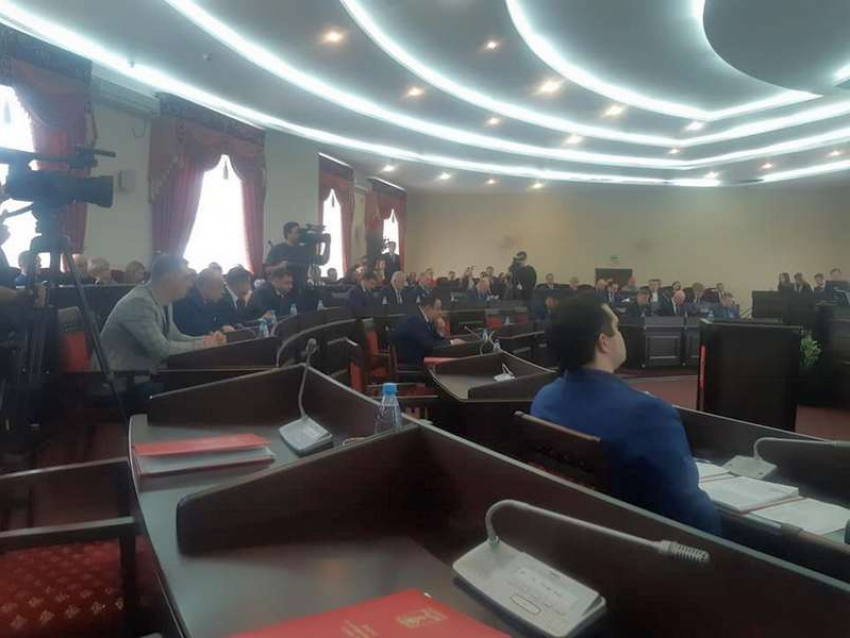 Срочно: заседание шахтинской городской думы, на котором должен отчитываться сити-менеджер Андрей Ковалев, началось со скандала