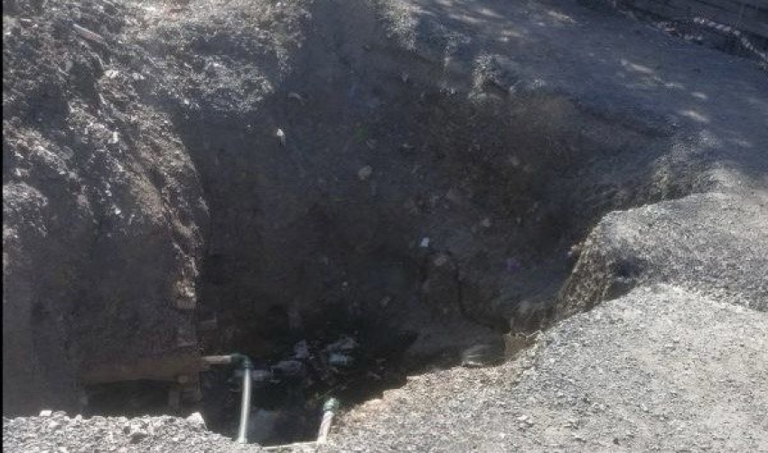 Яма, вырытая для ремонта водопровода беспокоит жителей улицы Свободы в Шахтах